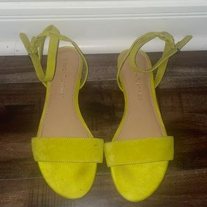 Flat sandal green color